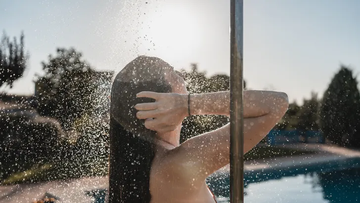 Hoge temperaturen vragen om een nieuwe routine voor je haar. Lees hier hoe je jouw glanzende lokken redt van zout, zweet en chloorwater.