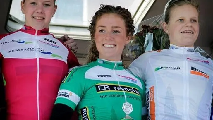Junior-dames houden huis in Standdaarbuiten