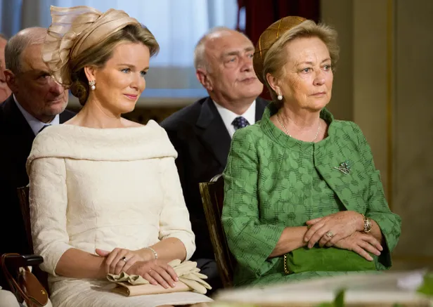 Foto van koningin Mathilde en koningin Paola zittend naast elkaar tijdens de abdicatie-ceremonie van koning Albert II in 2013.