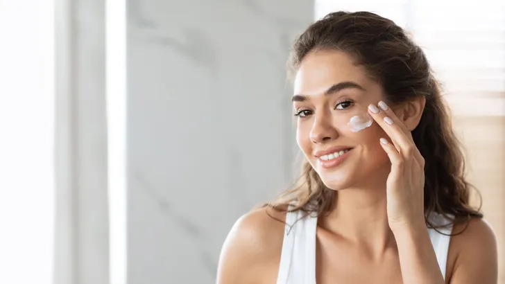 Vrouw is bezig met skincare.