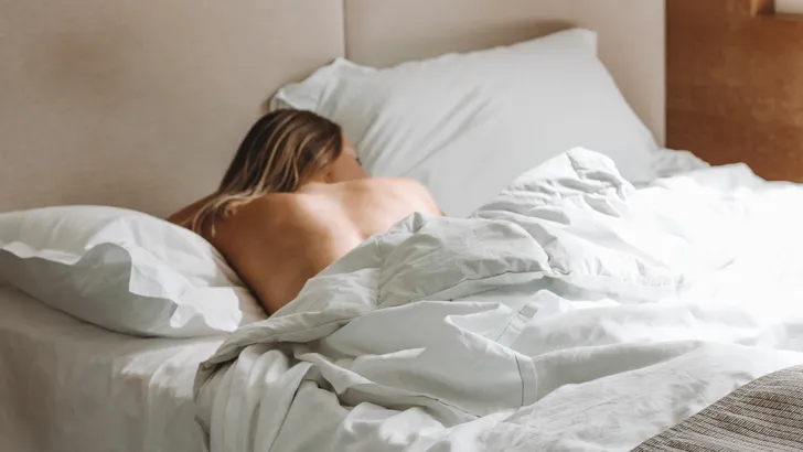 5 Redenen waarom naakt slapen goed voor je is