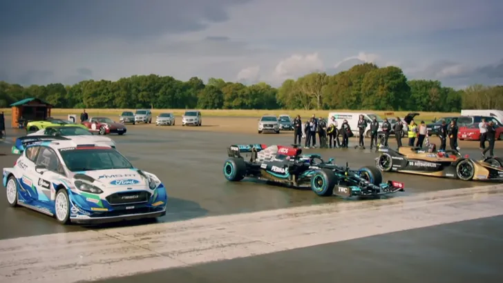 VIDEO: F1 vs WRC vs Formule E...op een natte baan