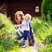 Moeder en kind werken samen in de tuin tijdens de lente.