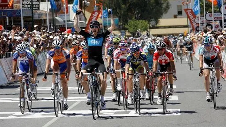 Tour Down Under: Swift wint na chaotische finale