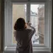 huis koel houden vrouw sluit ramen