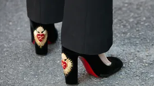 Op zoek naar de perfecte investering voor je kledingkast? Ontdek waarom vintage designerhakken van Chanel en Louboutin hun waarde behouden.