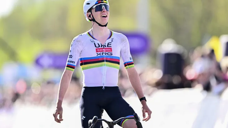 Tadej Pogacar heeft voor de derde keer in zijn loopbaan de Ronde van Vlaanderen gewonnen. De Sloveen domineerde de gehele koers.