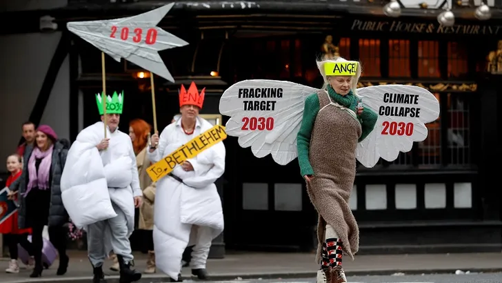 Vivienne Westwood (77) maakt van haar LFW-show één grote protestactie