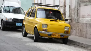 Brandstofcrisis dwingt Cubaan om zijn piepkleine Fiat op houtskool te laten rijden