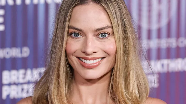 Margot Robbie tijdens de 10th Annual Breakthrough Prize Ceremony - look