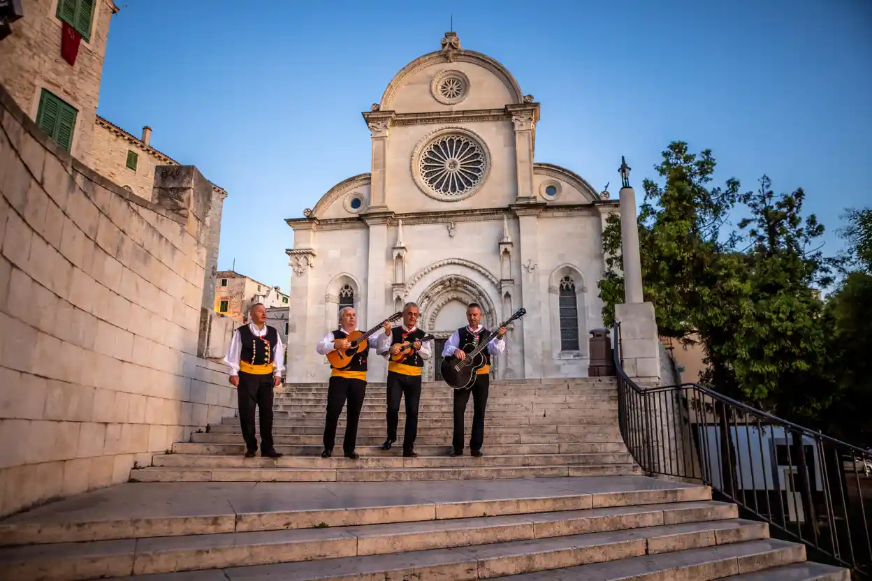 Šibenik kent een rijke visserstraditie. Feesten, uitgebreide diners en veel muziek horen erbij!