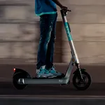 Man op elektrische step