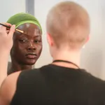 Dit is hoe het er backstage écht aan toe gaat tijdens de Fashion Weeks