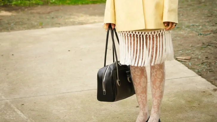 Vrouw met stijlvolle ballerina's aan.