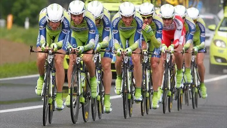 Liquigas wint ploegentijdrit, Nibali pakt roze