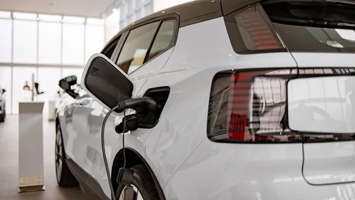 Elektrische SUV die in een showroom staat