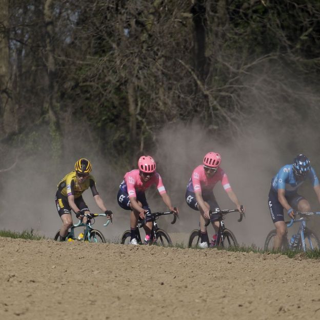 Minister Grapperhaus over fietsen in groepen: '1,5 meter is heilig'