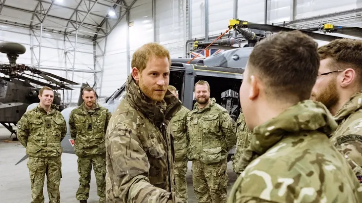 Mariniers nemen prins Harry heerlijk op de hak