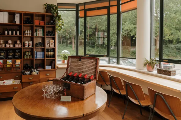 Versgebakken brood, geurige koffie en een glimlach bij Deli – het perfecte begin van de dag.