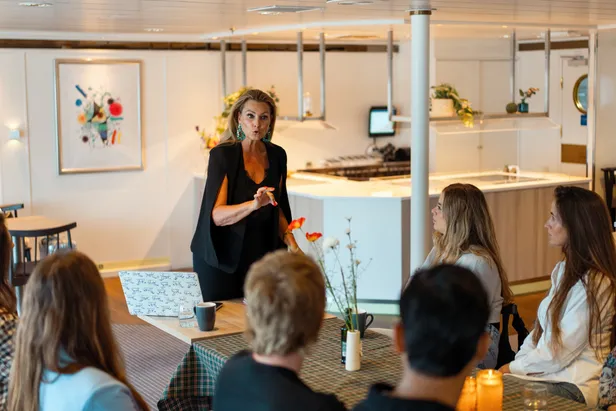 Anne-Marie van Leggeloo geeft de etiquette workshop