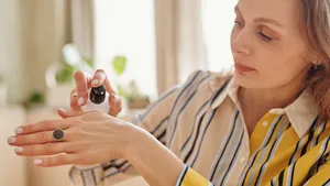Zomerse muggenbulten en huidirritatie vermijden: wat doet anti-muggenspray met je huid?
