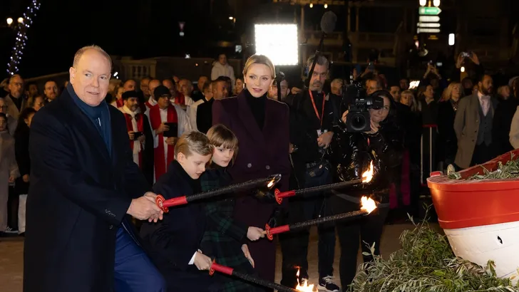 Foto van prins Albert, prinses Charlene, prins Jacques en prinses Gabriella met fakkels tijdens de viering van Sainte Dévote, 26 januari 2025.