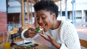 vrouw pizza happen eten kauwen