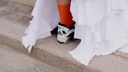 Fashion week beeld vrouw met sokken in sneakers