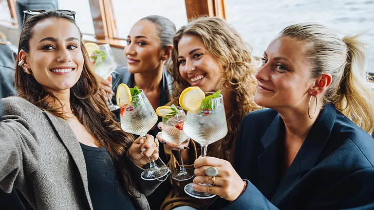 Dit is hét zomerdrankje waar we deze zomer niet over uitgepraat raken - Martini Bianco Spritz
