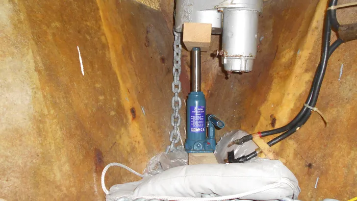 Met een krik blijft de motor op zijn plaats