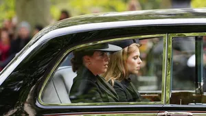 De relatie tussen Beatrice, Eugenie en hun vader Andrew is 'zéér gespannen'. Toch blijven ze loyaal. Een kijkje achter de schermen van een familie in crisis.