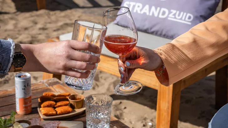 Vaderdagweekend eten proosten StrandZuid eten proosten StrandZuidrdag tafel vol eten