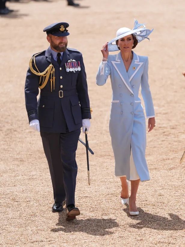 Prinses Kate in een prachtige baby blue coatdress van Catherine Walker, met een broche van Irish Guards.