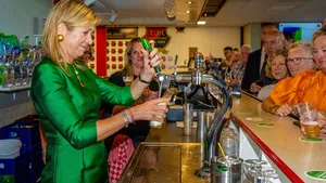 Van koningin naar barvrouw: Máxima achter de biertap