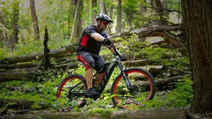 Audi’s nieuwste speeltje heeft geen vier wielen, maar maakt wél indruk (en je hebt er geen rijbewijs voor nodig)