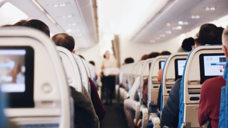 Vrouw dient klacht in bij luchtvaartmaatschappij omdat man porno keek