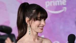 Anne Hathaway met stijlvol haar.