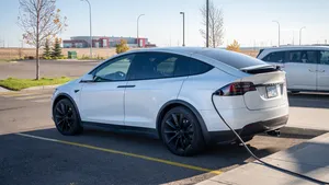 Deze Nederlander bouwde zijn Tesla Model X om tot camper en rijdt nu helemaal alleen van Alaska naar Argentinië