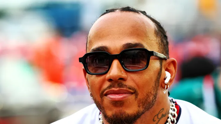 Lewis Hamilton reageert op tweede titel Verstappen: 'Red Bull heeft geweldig werk geleverd met de auto'