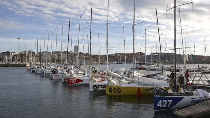 Mini&#8217;s in de haven van Gijon op weg naar de start.