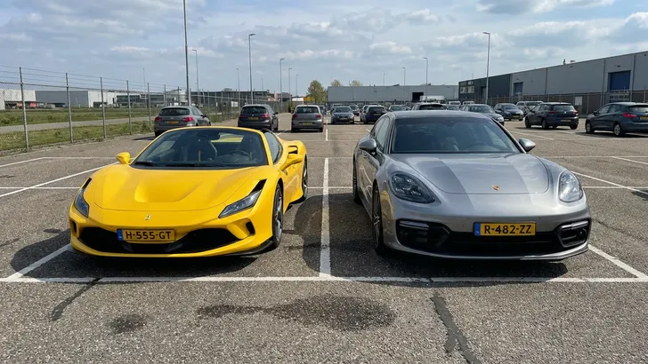 Camerabeelden tonen hoe brandstichters voor een half miljoen euro aan schade aanrichten op oprit in Enschede