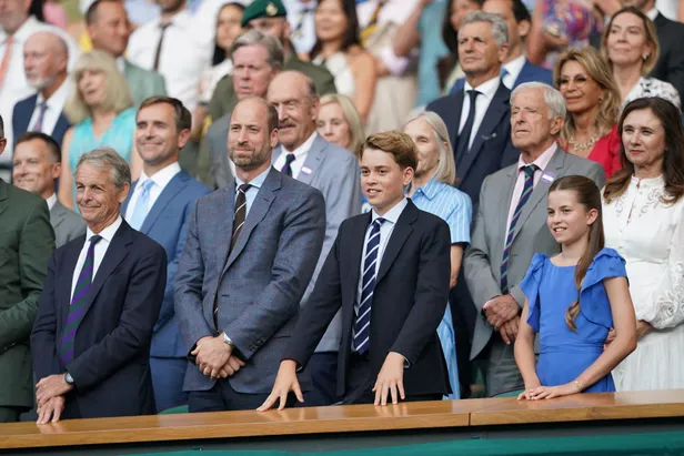 Prins Wiliam en prins George beide in het marineblauw tijdens Wimbledon 2026. 