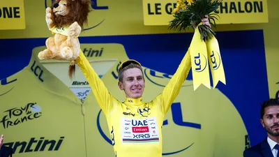 Tadej Pogacar op het podium na een etappe in de gele trui.
