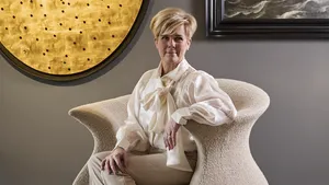 Foto van weddingplanner Wiesje Hallewas. – Foto van Wiesje Hallewas zittend in fauteuil.