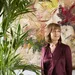 Saskia Belleman voor een abstract schilderij