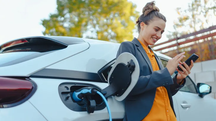 Twee op de drie auto’s heeft inmiddels een stekker: Europa kiest massaal voor geëlektrificeerd rijden