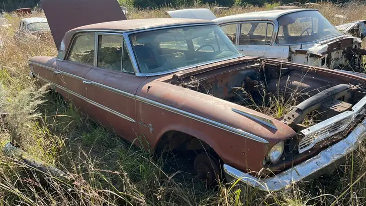 Amerikaan ontdekt verborgen autokerkhof in Nebraska met duizenden klassiekers en vierhonderd Chevrolet Chevelles
