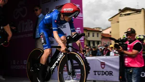 Jonas Vingegaard rolt van het startpodium af in de tijdrit van de Giro d'Italia 2026.