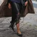 Vrouw met stijlvolle slingbacks.