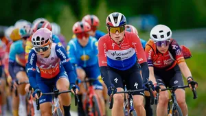 demi vollering in het peloton